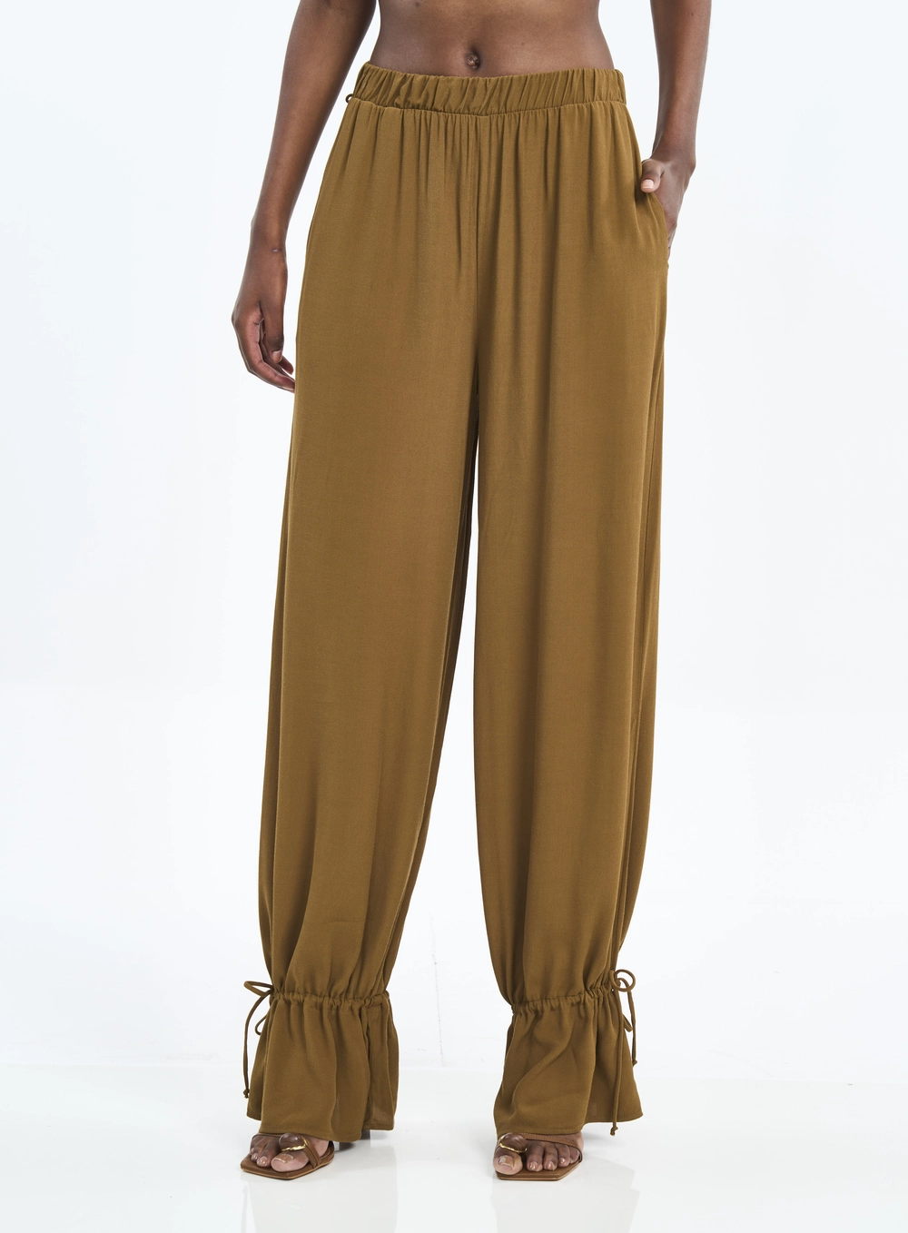 Calça Feminina Com Ajuste Na Barra E Elástico Marrom
