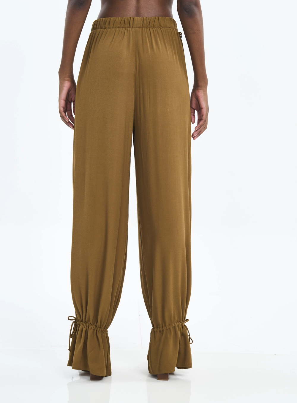 Calça Feminina Com Ajuste Na Barra E Elástico Marrom