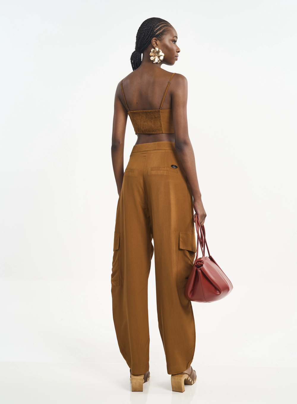 Calça Feminina Cargo Com Bolsos Marrom
