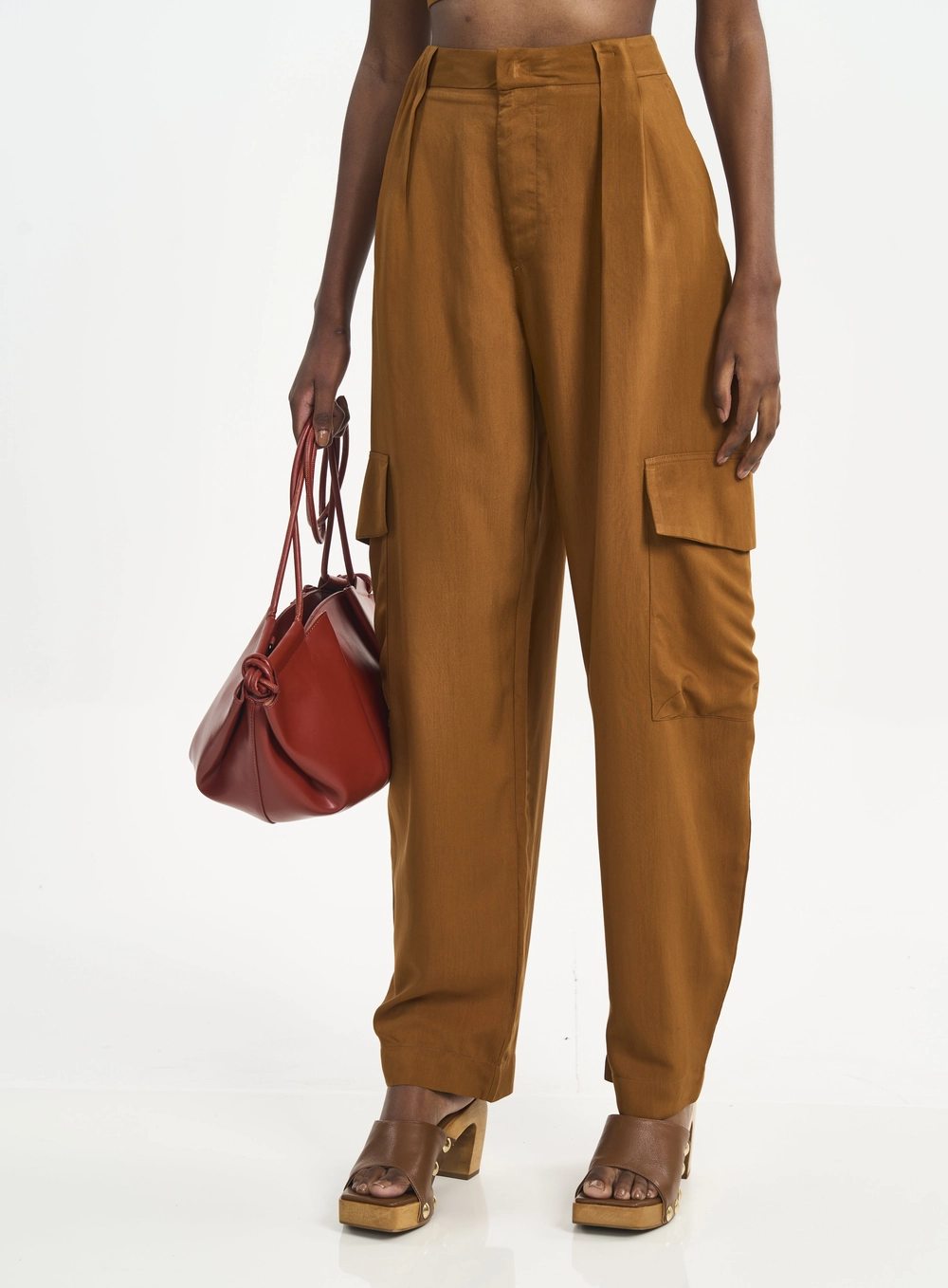 Calça Feminina Cargo Com Bolsos Marrom