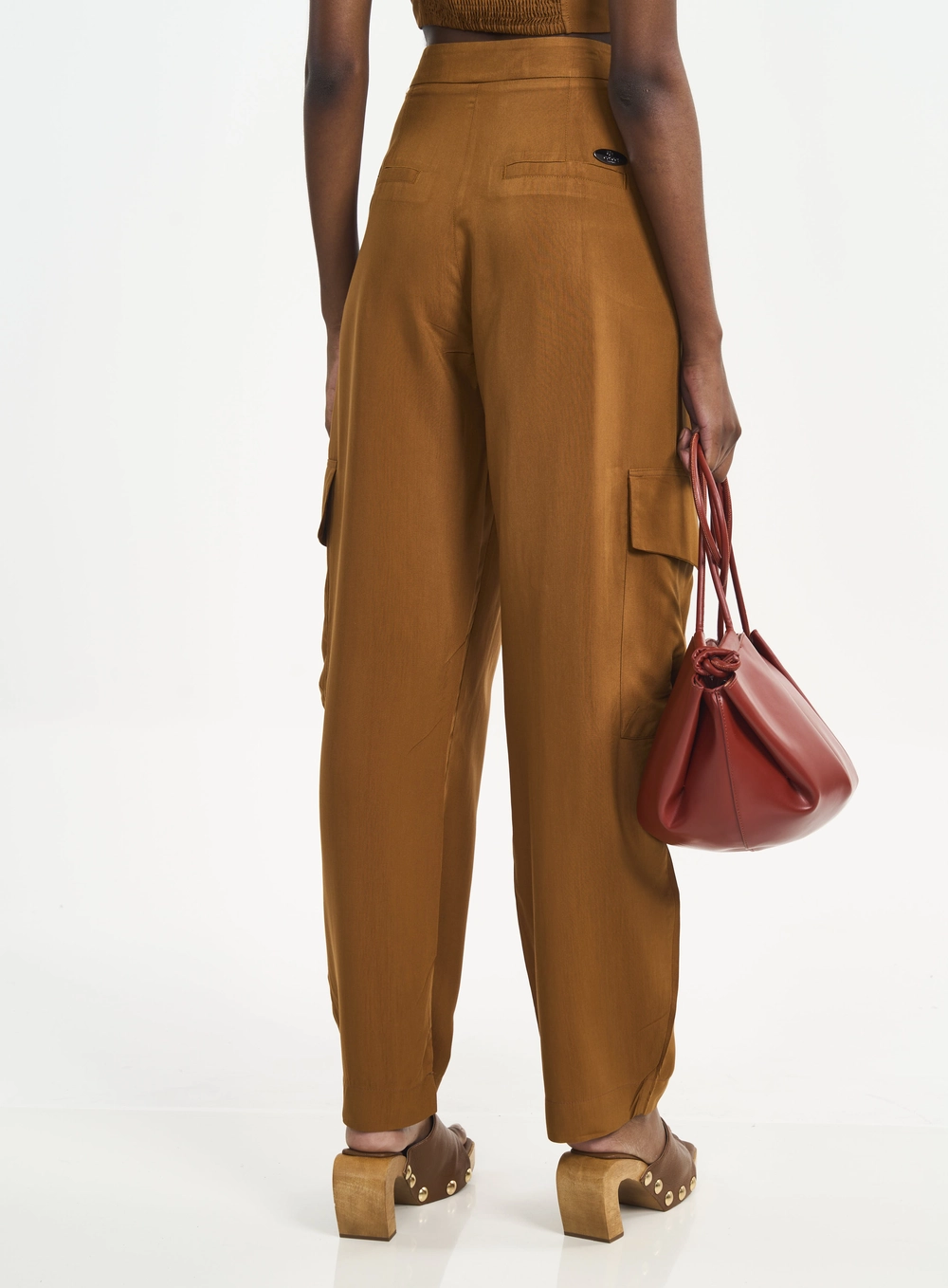 Calça Feminina Cargo Com Bolsos Marrom