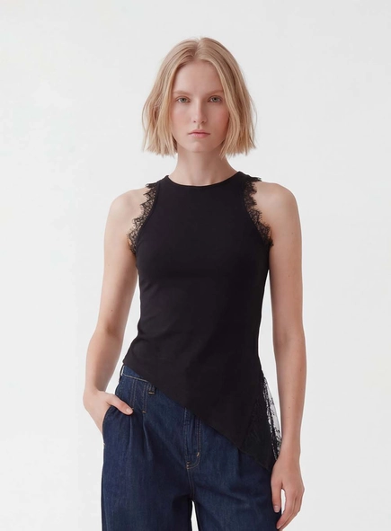 Blusa Slim Assimétrica Detalhe Renda