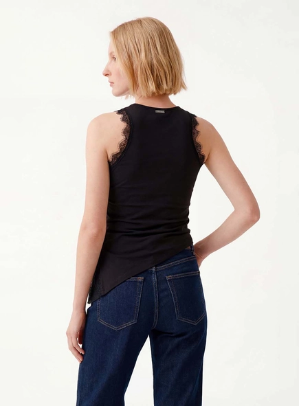 Blusa Slim Assimétrica Detalhe Renda