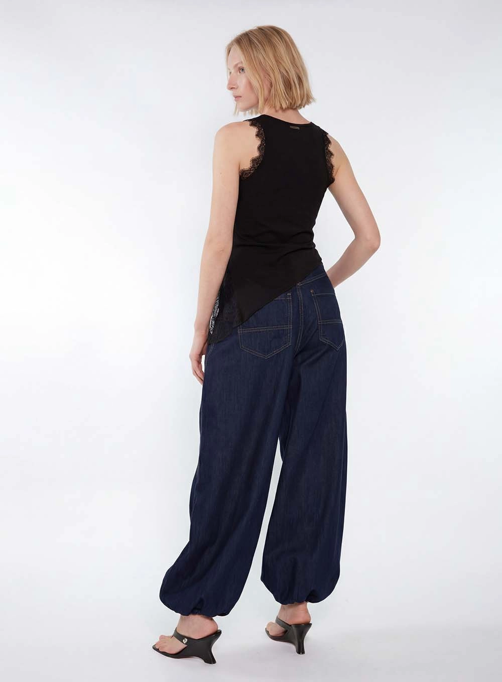 Blusa Slim Assimétrica Detalhe Renda Preto 3