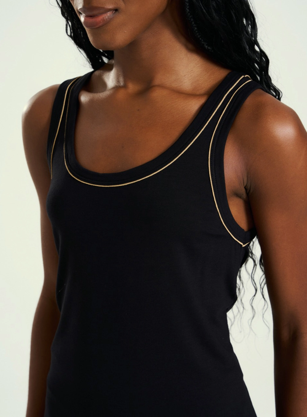 Regata Feminina Com Decote U Preto 3