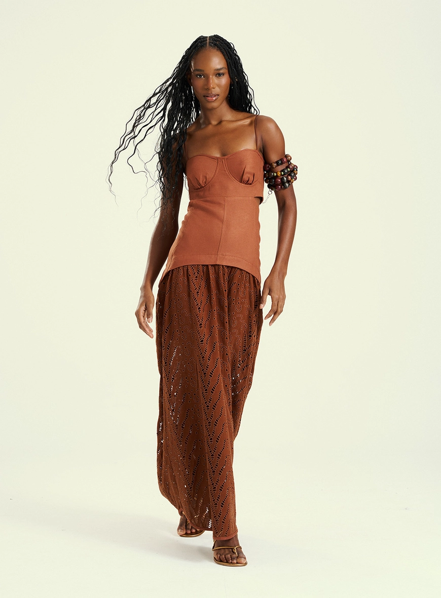 Vestido Feminino Longo Bordado Com Recortes Marrom 1