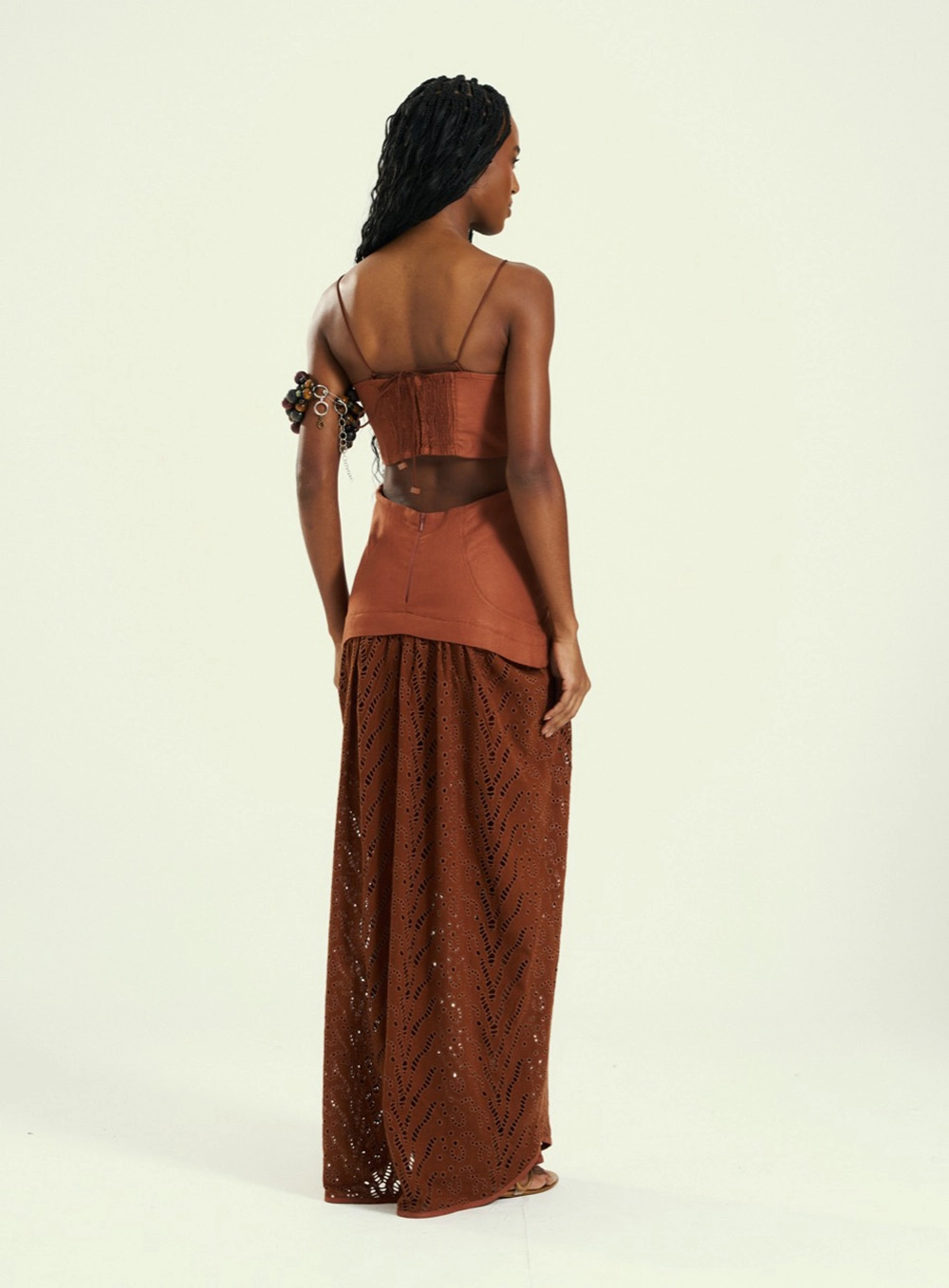 Vestido Feminino Longo Bordado Com Recortes Marrom 2