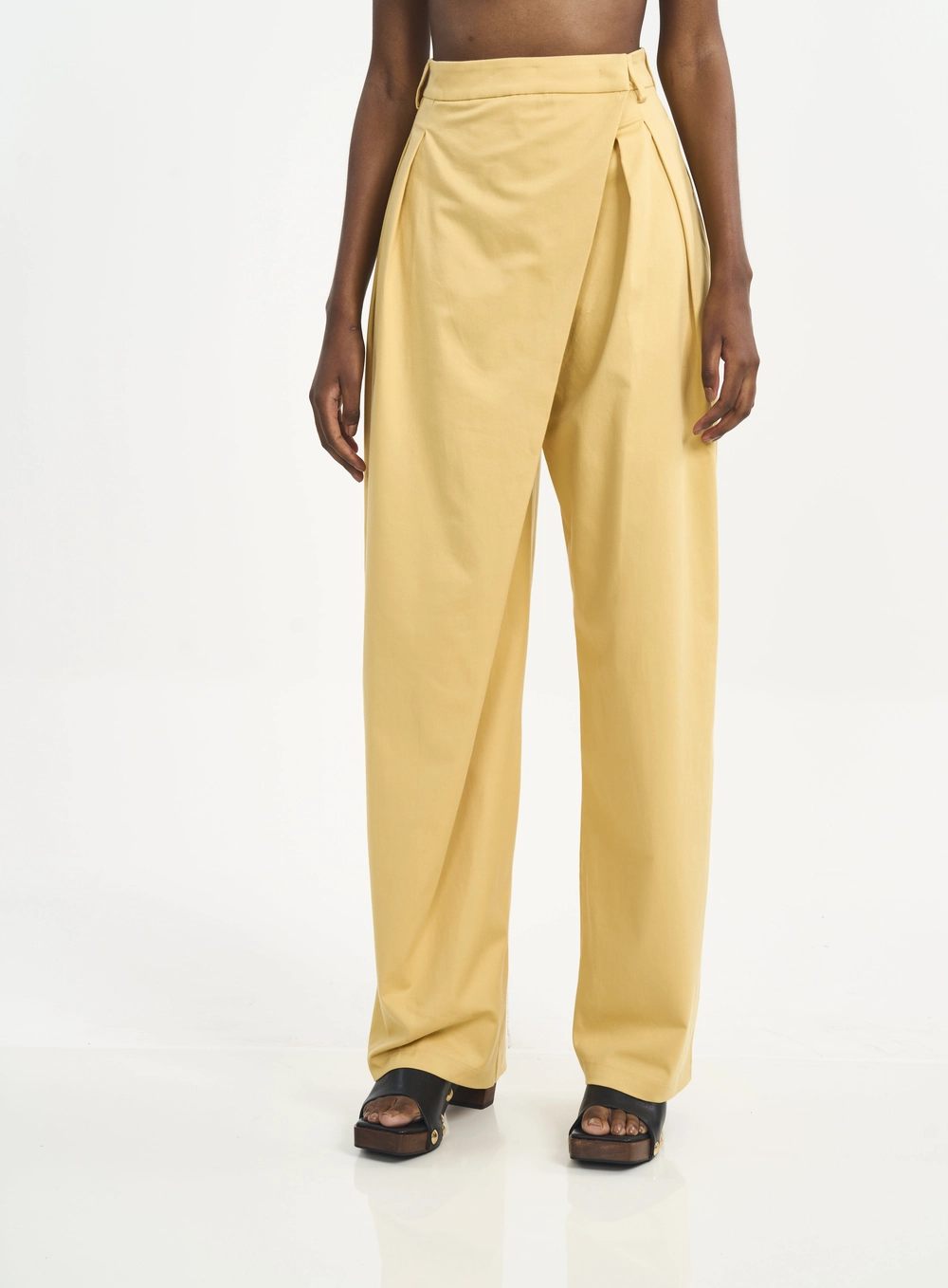 Calça Feminina Pantalona Com Transpasse E Pregas Bege