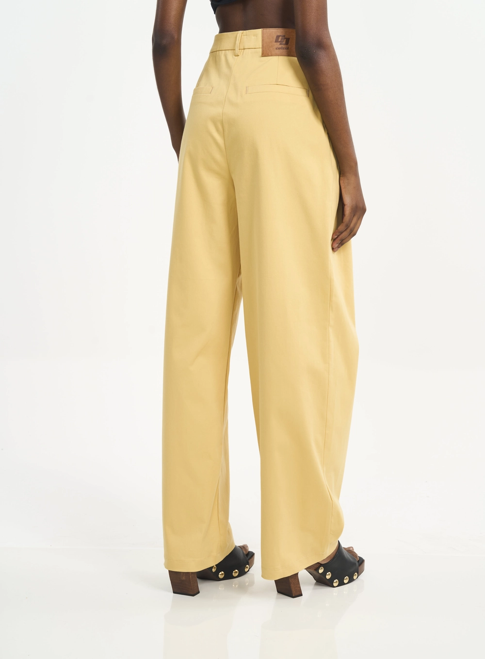 Calça Feminina Pantalona Com Transpasse E Pregas Bege