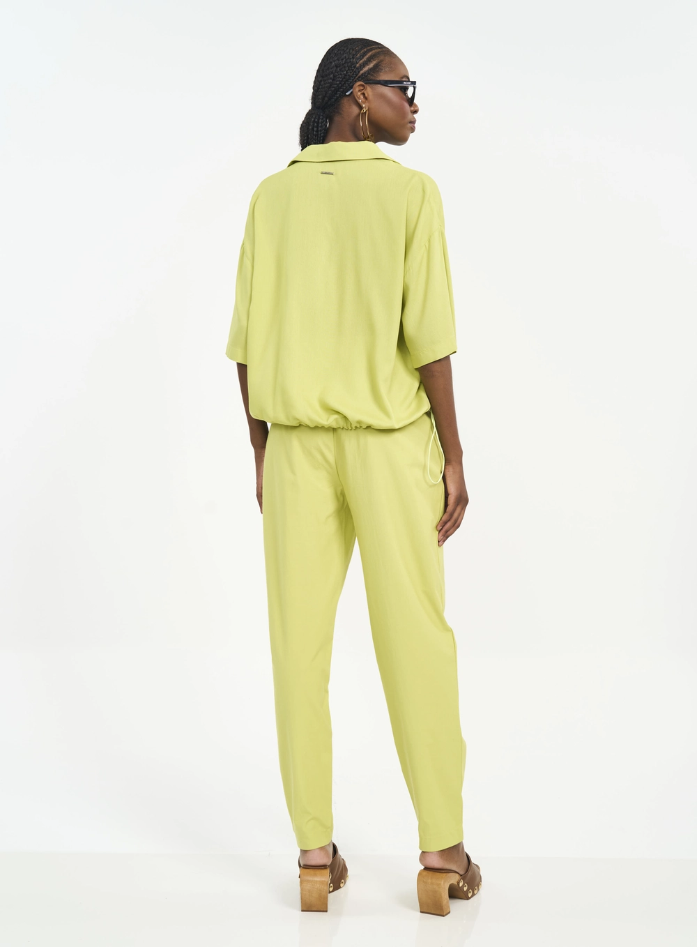 Calça Feminina Com Bolsos E Punho Verde
