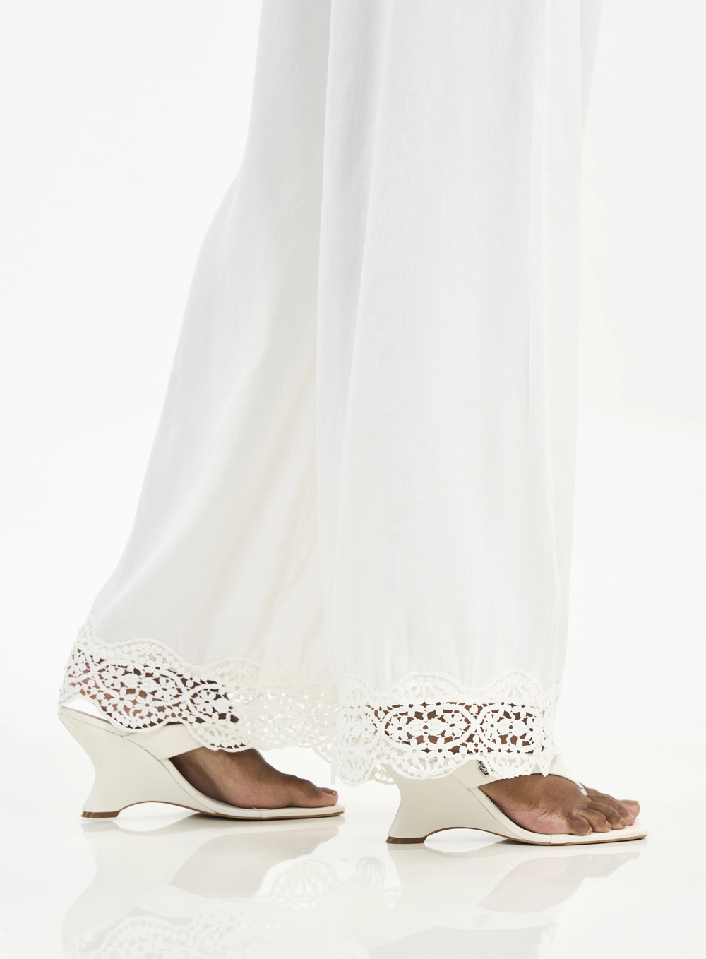 Calça Feminina Pantalona Com Amarração E Renda Off Shell