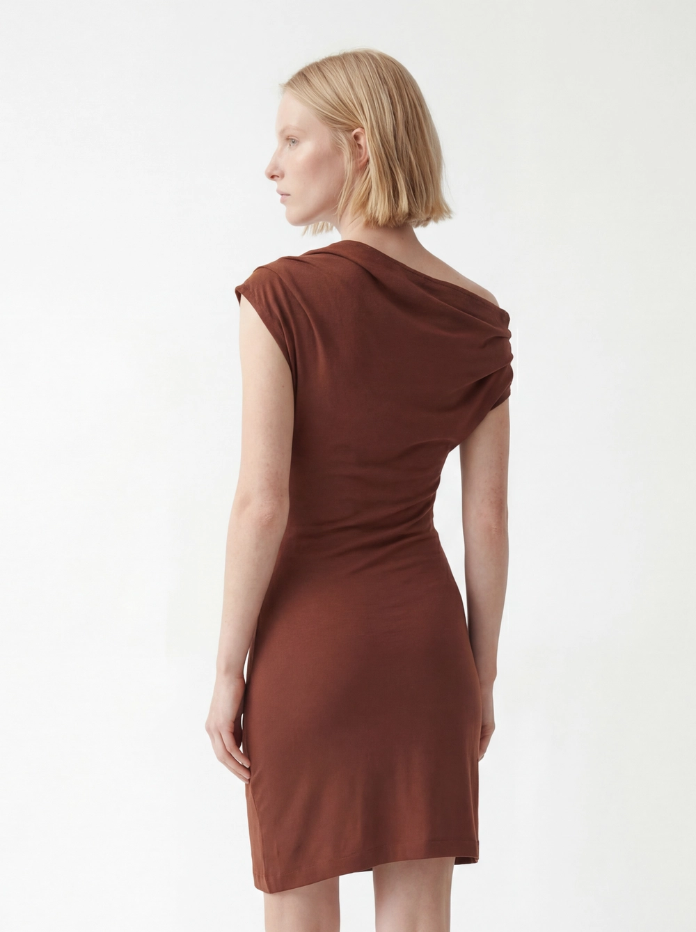 Vestido Curto Ombro A Ombro Slim Marrom 4