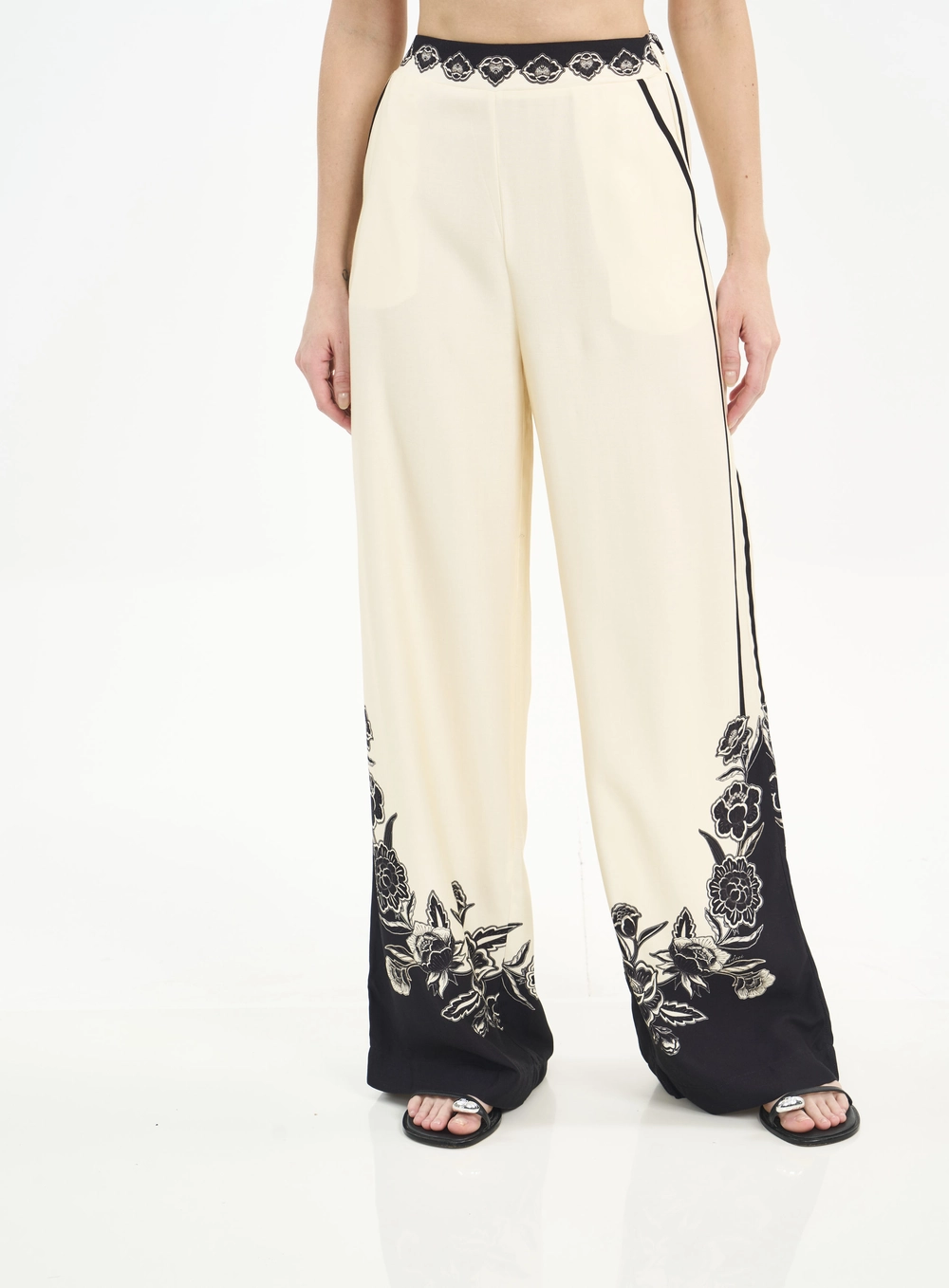 Calça Feminina Wide Leg Com Estampa E Bolsos Estampados