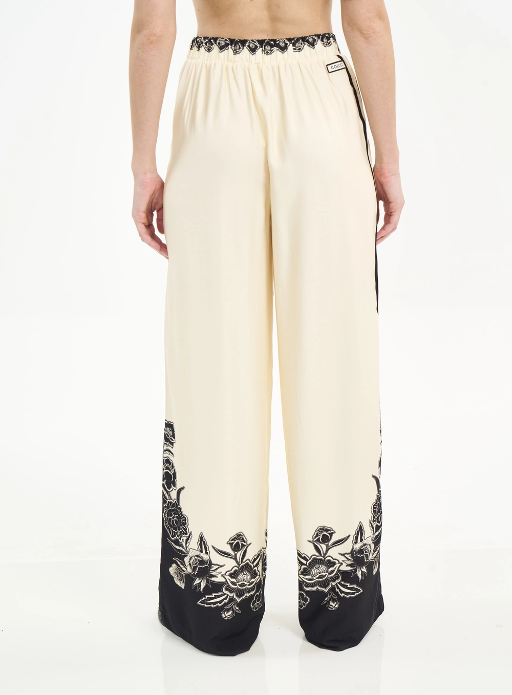 Calça Feminina Wide Leg Com Estampa E Bolsos Estampados
