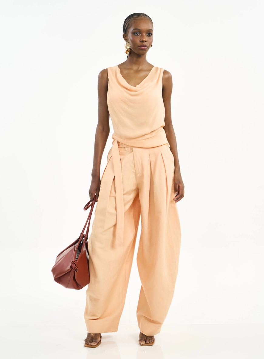 Calça Feminina Com Pregas E Amarração