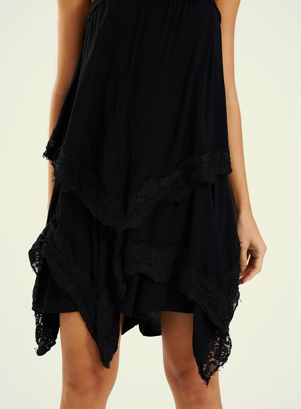 Macacão Feminino Curto Com Alças Finas Preto 3