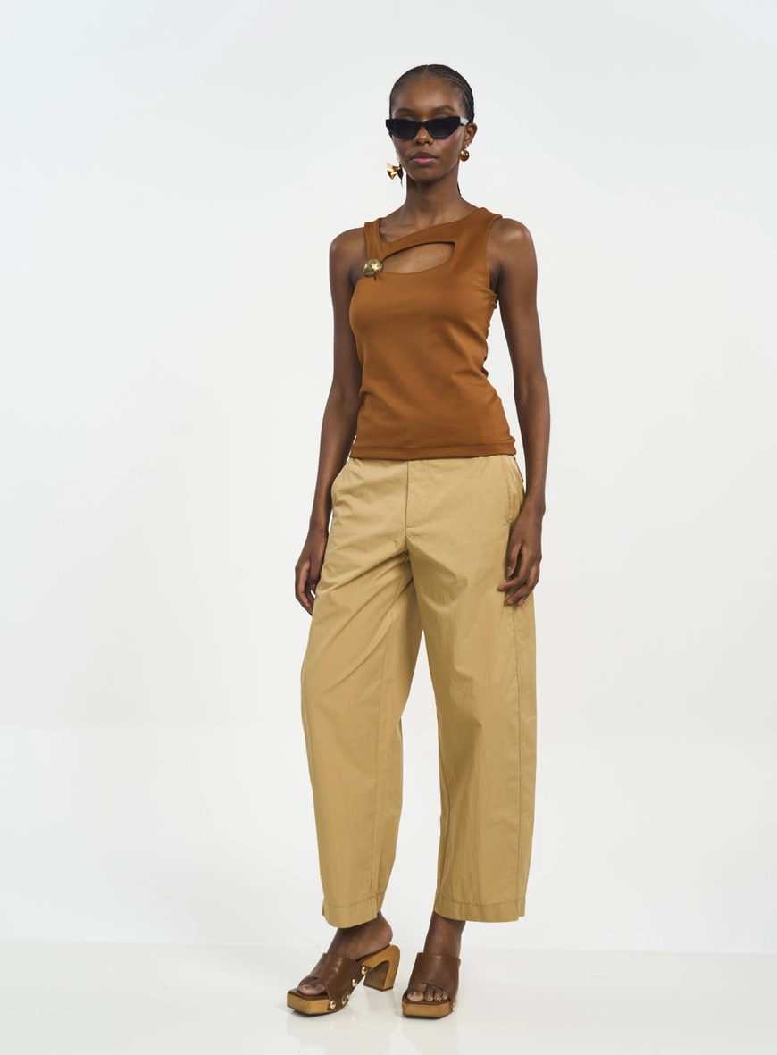 Calça Feminina Com Bolsos E Lapela