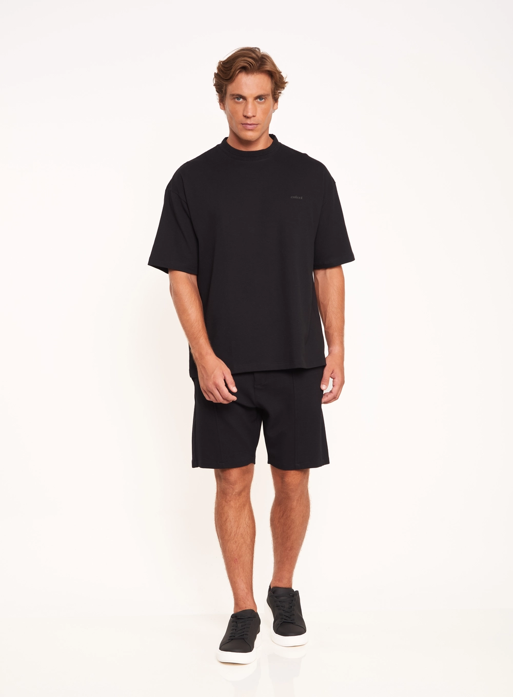 Bermuda Masculina Com Vincos Frontais Preto