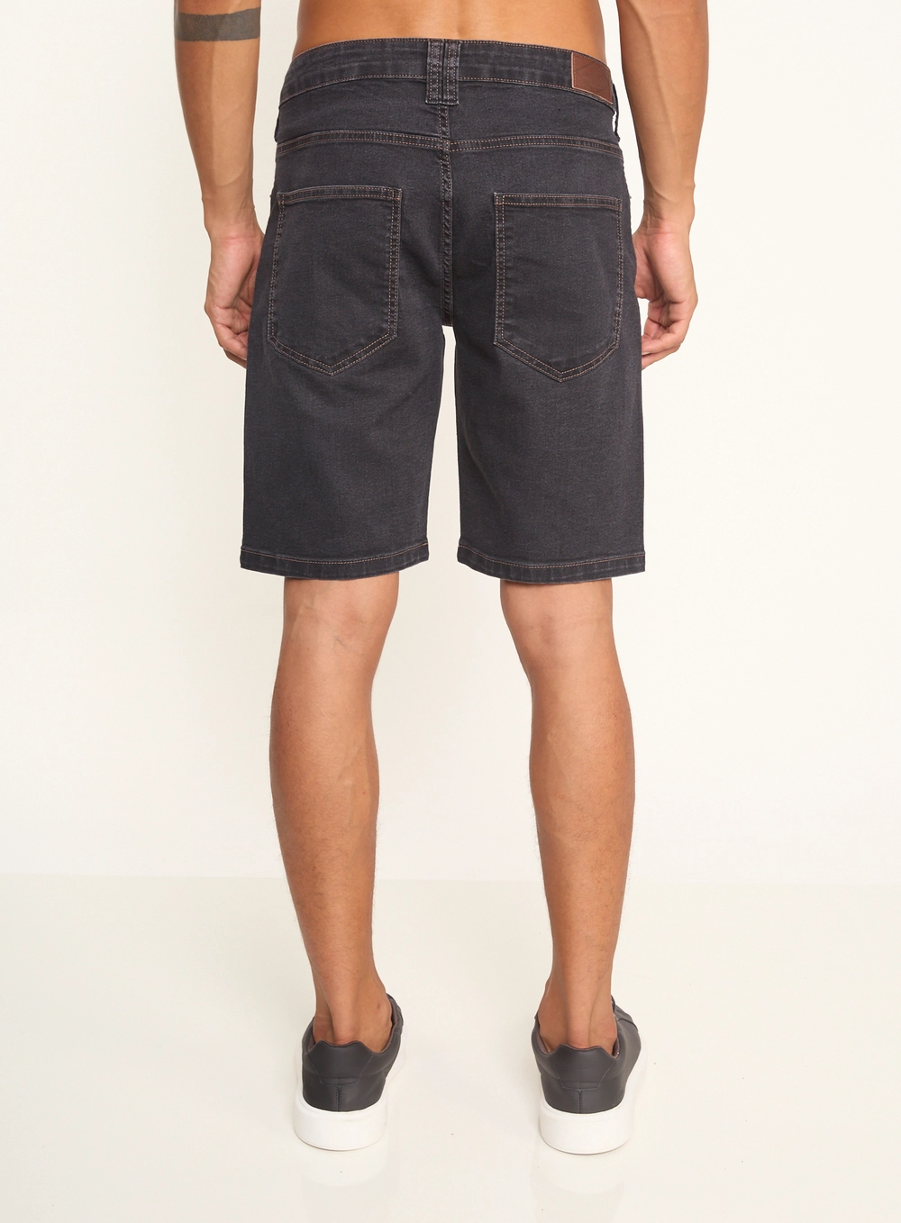 Bermuda Reta Jeans Com Bolsos Indigo Preto