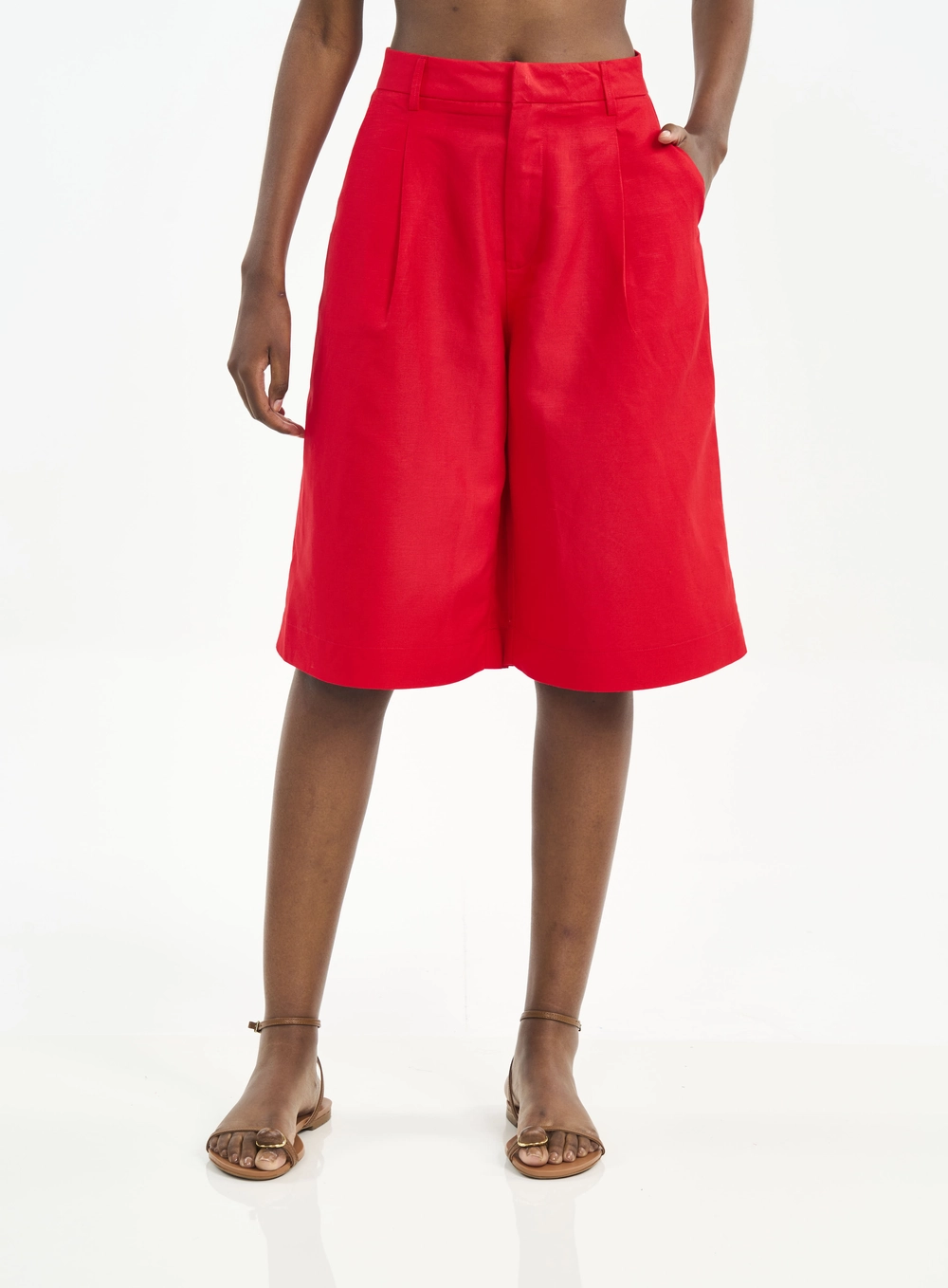 Bermuda Com Pernas Amplas E Pregas Vermelho