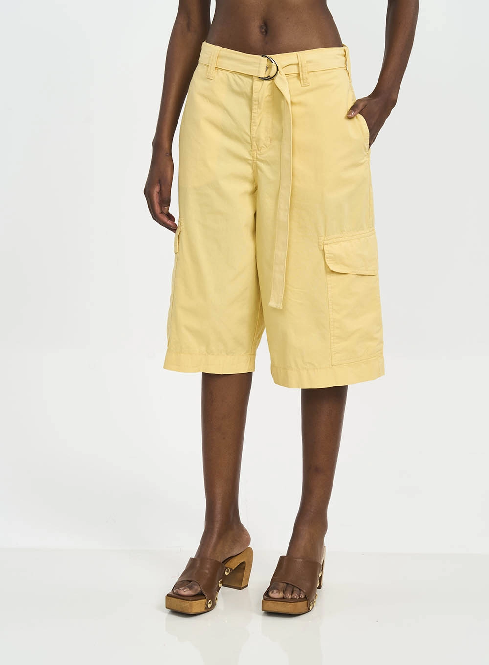 Bermuda Com Bolsos Cargo E Amarração Amarelo