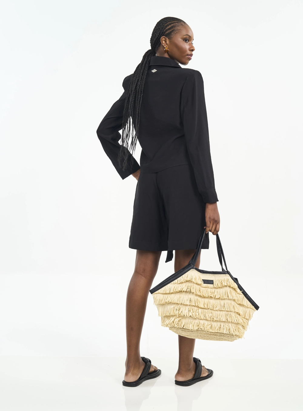 Bermuda Reta De Alfaiataria Com Bolsos E Cinto Preto