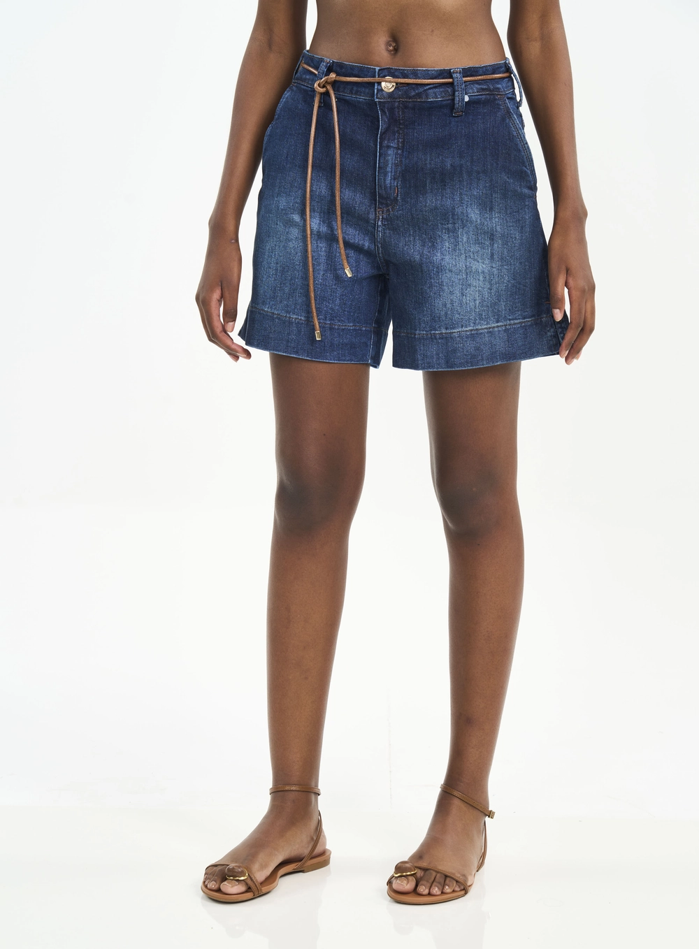 Bermuda Jeans Com Lavagem Escura E Bolsos Índigo