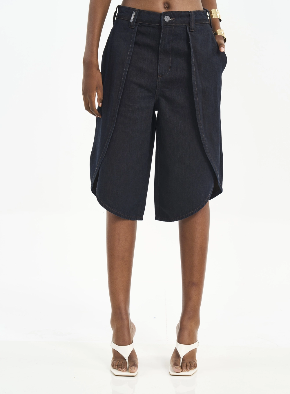 Bermuda Jeans Com Recorte E Barra Arredondada Índigo
