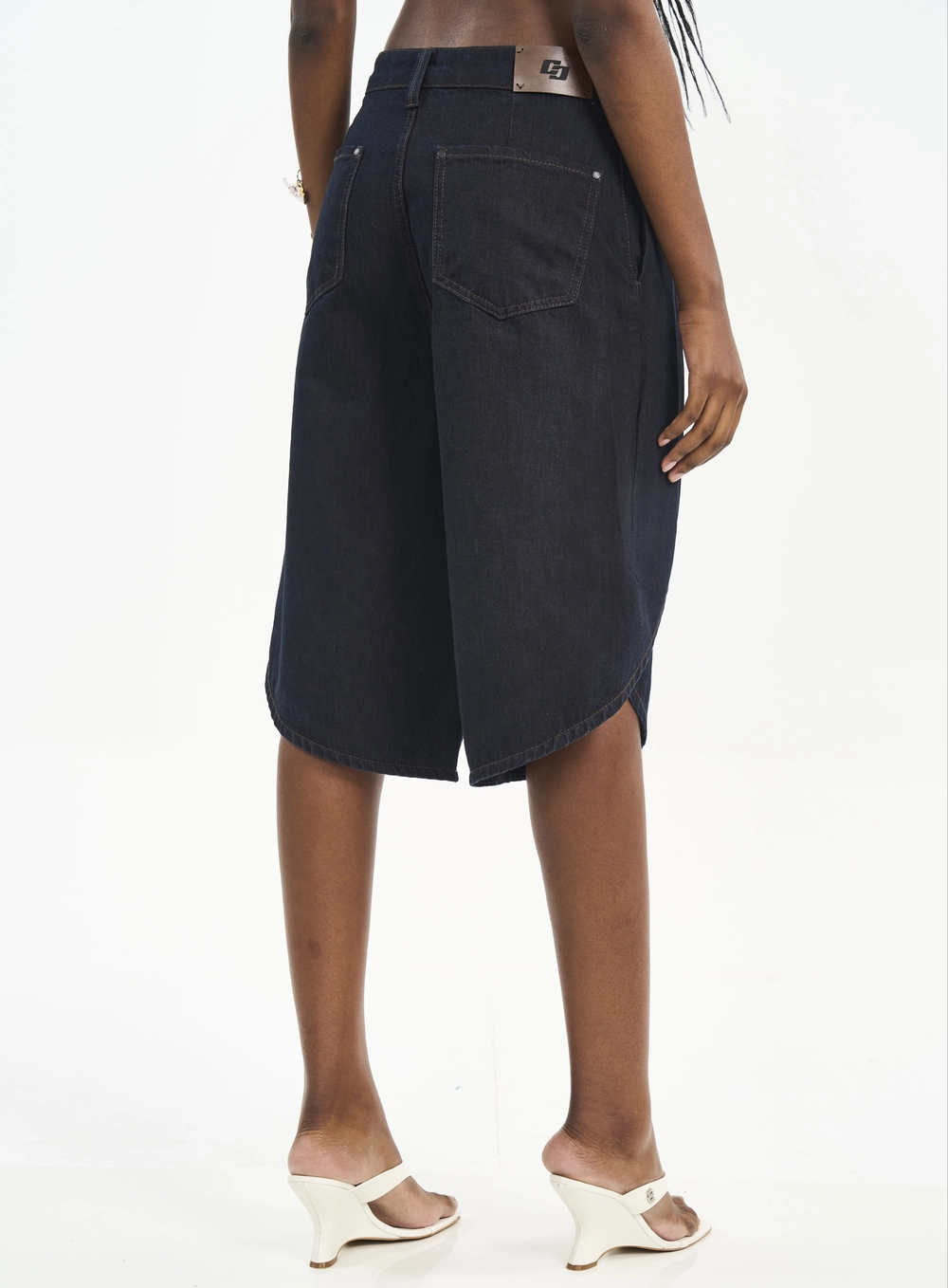 Bermuda Jeans Com Recorte E Barra Arredondada Índigo