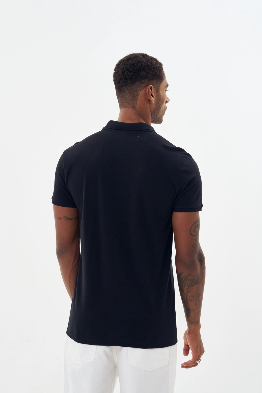 Polo Masculina Com Detalhes Preto 2
