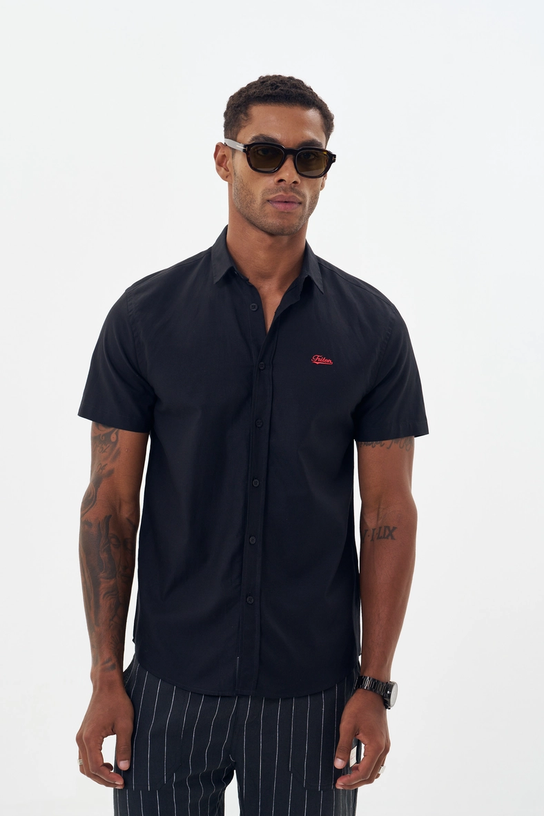 Camisa Masculina Com Botões E Gola