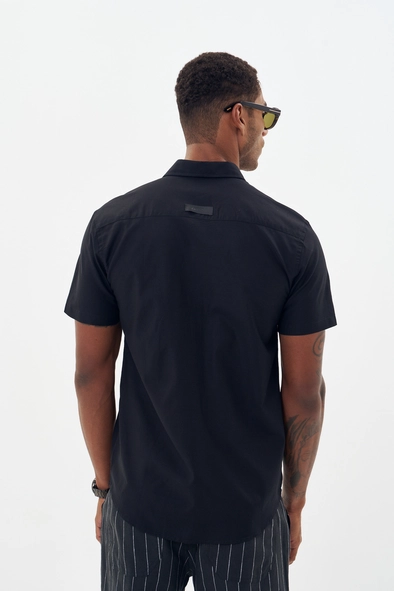 Camisa Masculina Com Botões E Gola