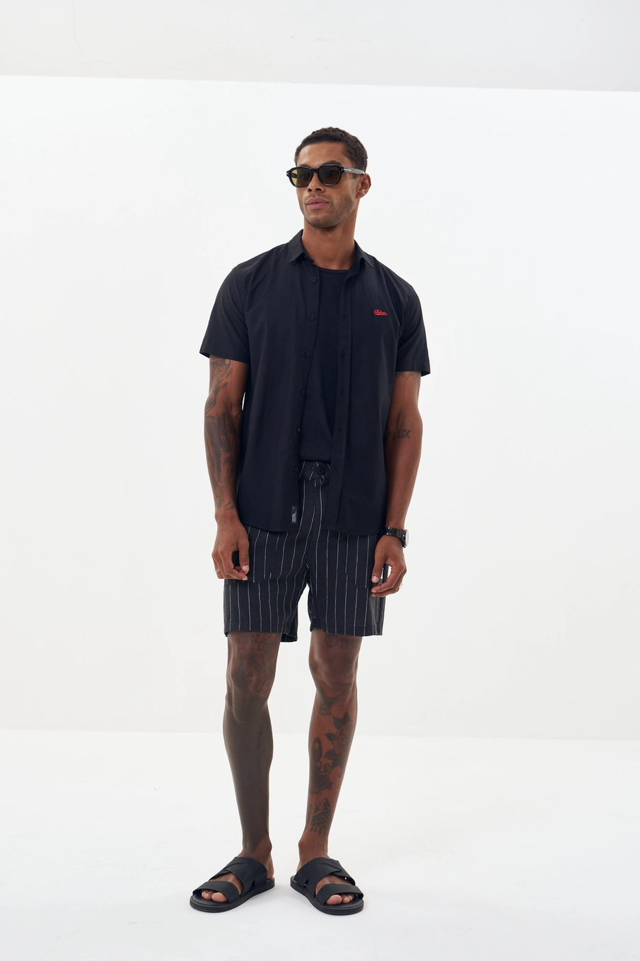 Camisa Masculina Com Botões E Gola Preto 5