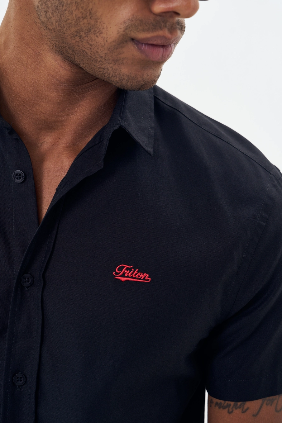 Camisa Masculina Com Botões E Gola Preto 3