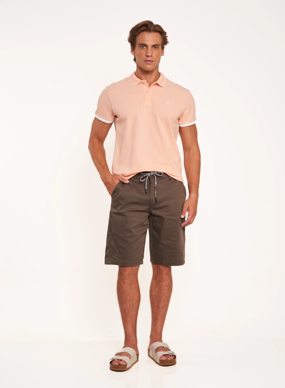 Polo Masculina Com Frisos Contrastantes E Logo Rosa