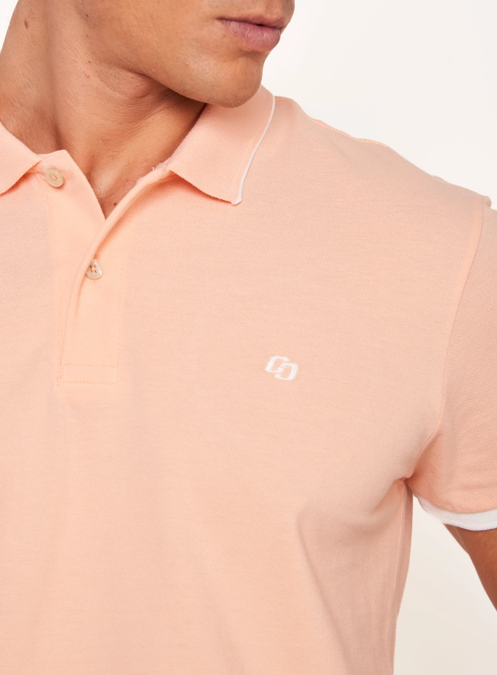 Polo Masculina Com Frisos Contrastantes E Logo Rosa