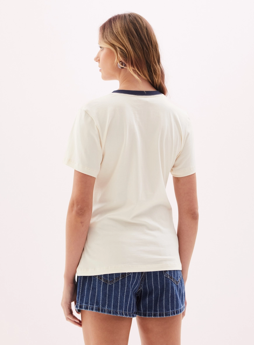 Camiseta Feminina Com Estampa Frontal Bege 4