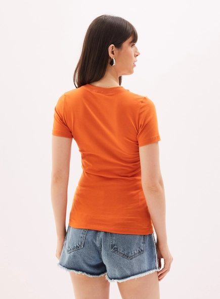 Camiseta Feminina Com Detalhes