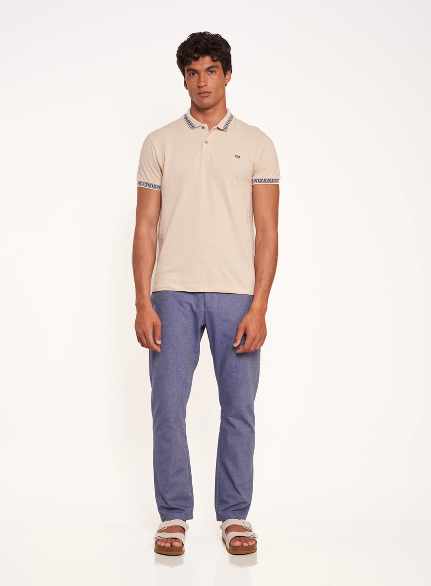 Polo Masculina Com Gola Retilínea Trabalhada