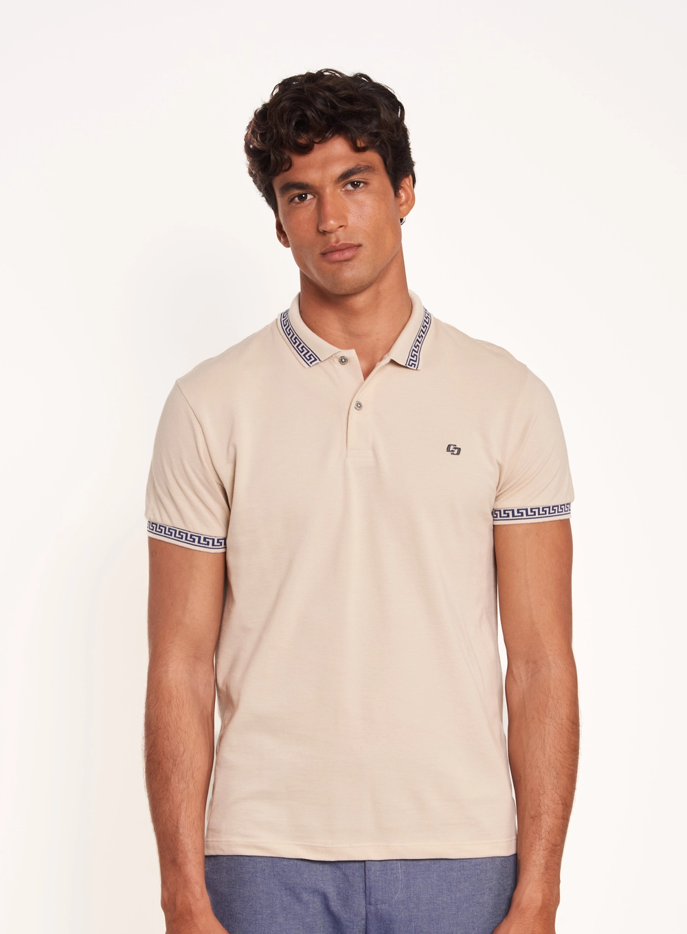 Polo Masculina Com Gola Retilínea Trabalhada Bege