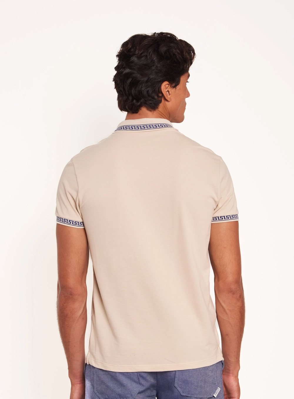 Polo Masculina Com Gola Retilínea Trabalhada Bege