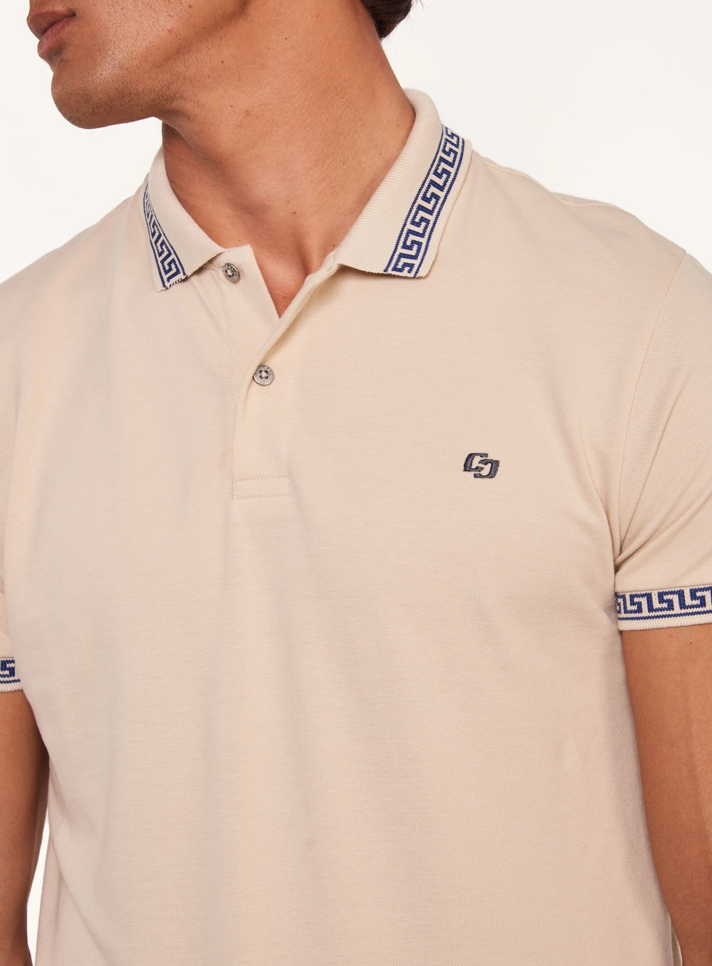Polo Masculina Com Gola Retilínea Trabalhada Bege