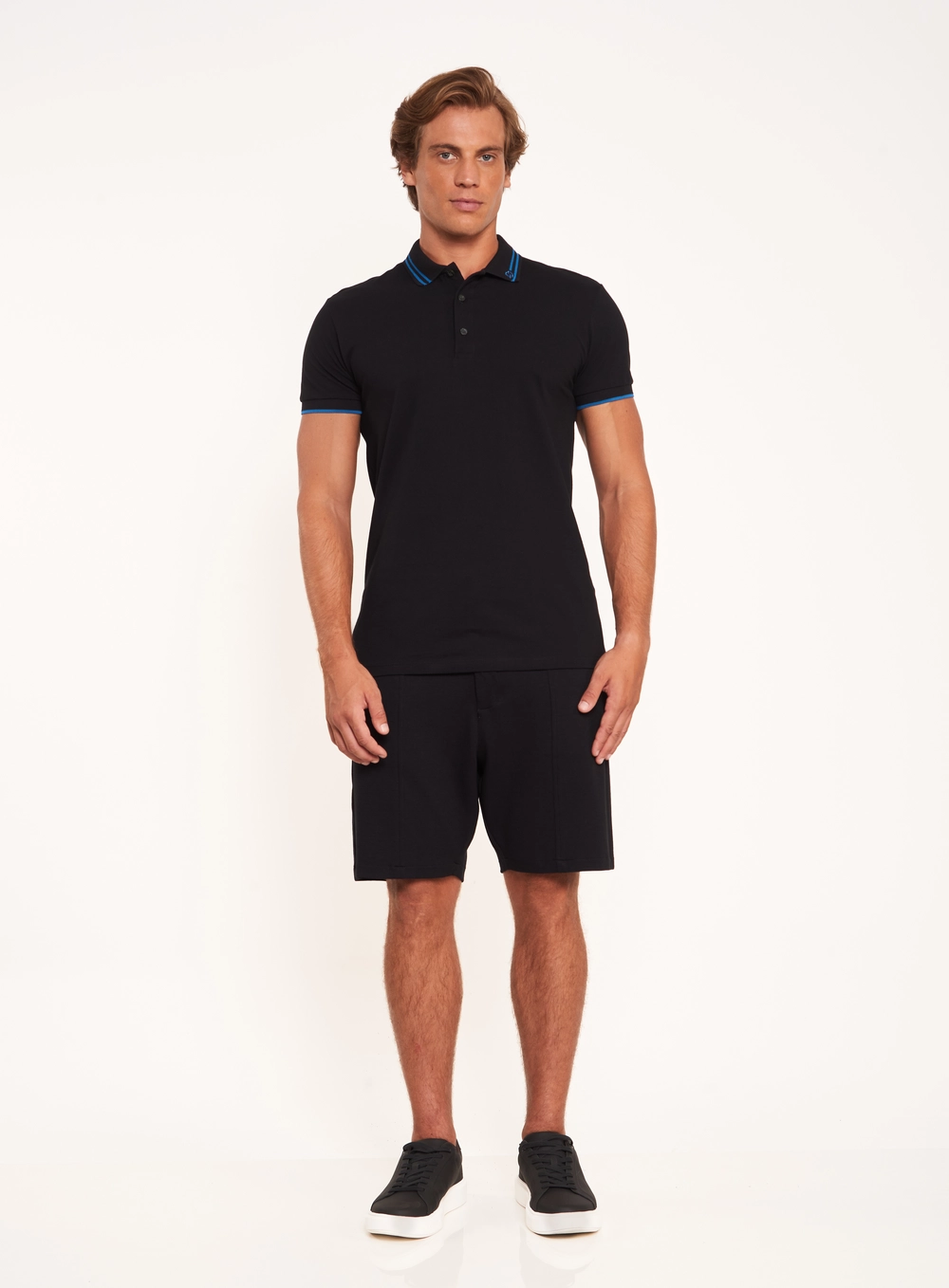 Polo Masculina Com Frisos E Logo Preto