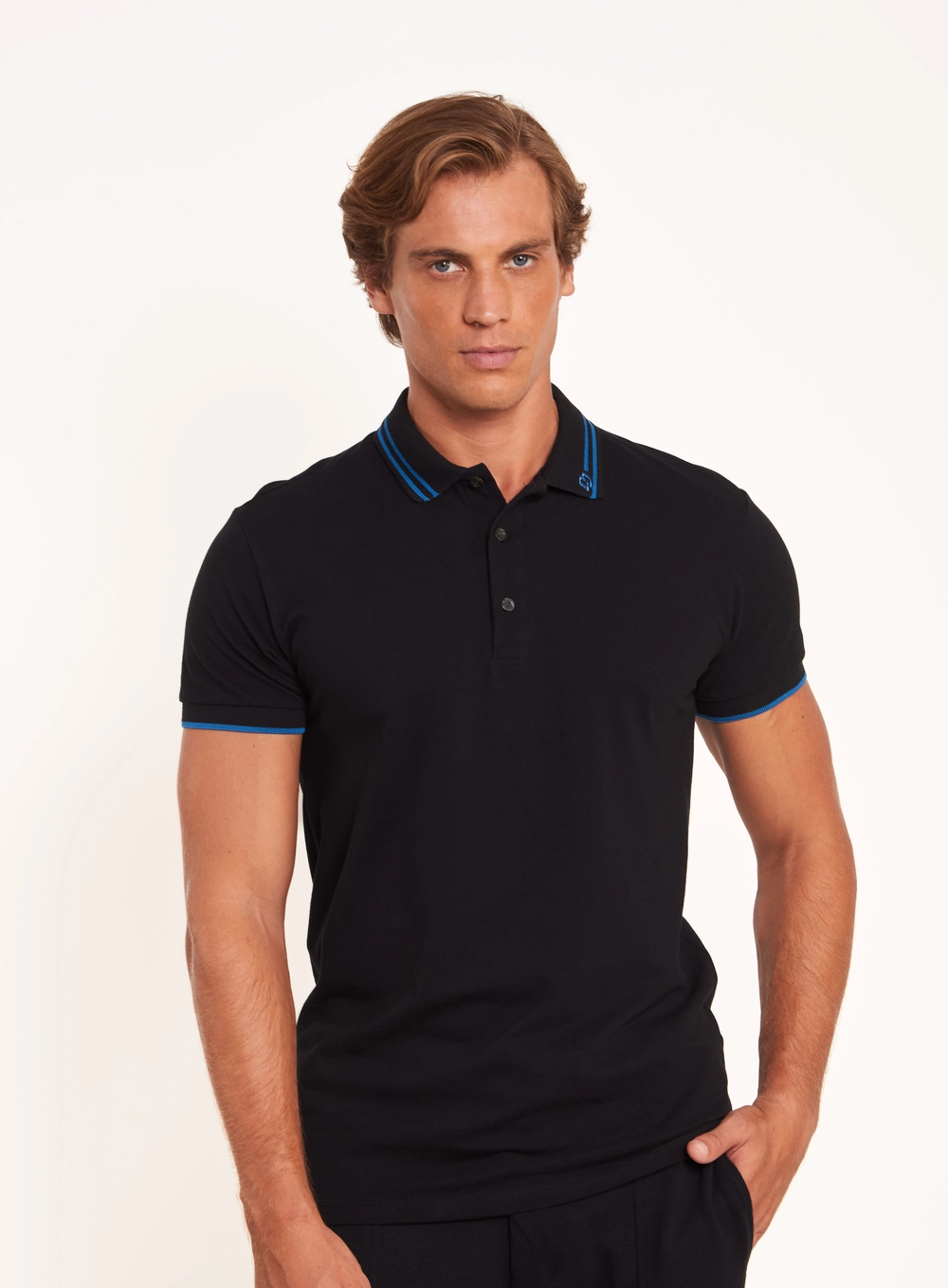 Polo Masculina Com Frisos E Logo Preto