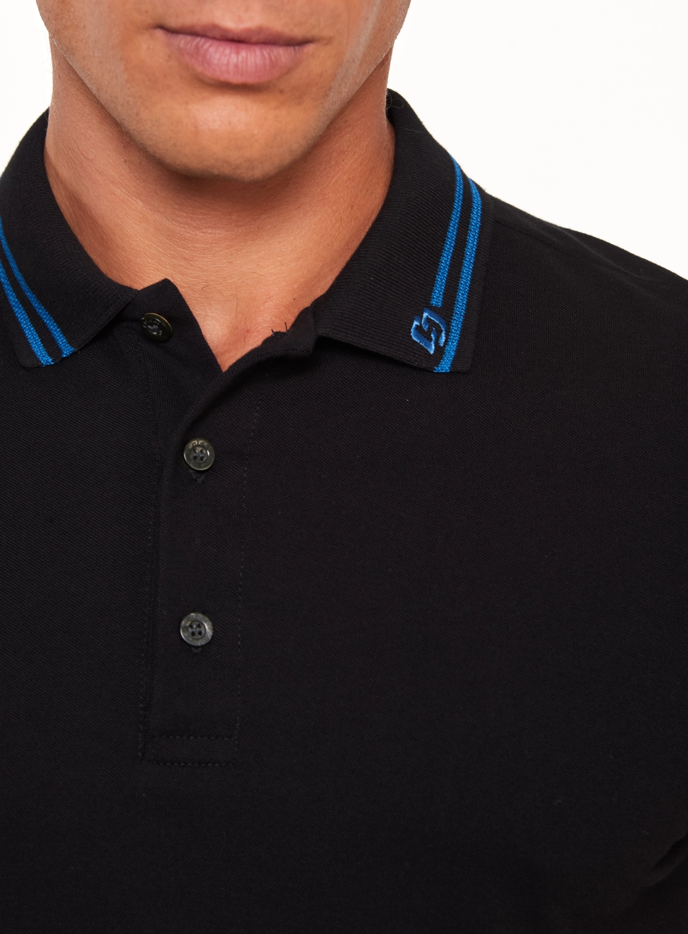 Polo Masculina Com Frisos E Logo Preto