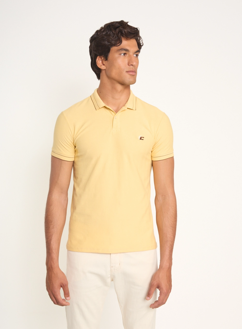 Polo Masculina Com Frisos E Botões Amarelo