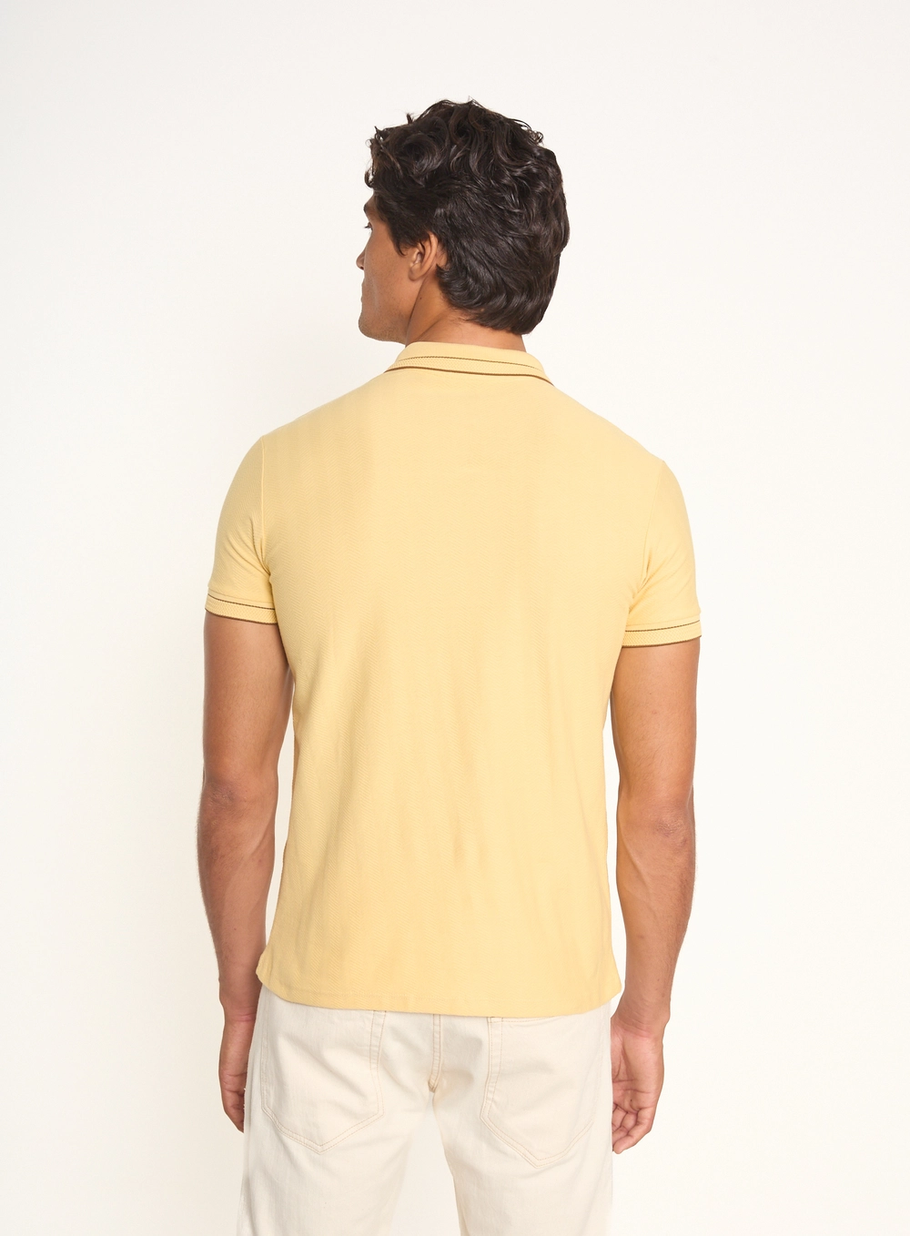 Polo Masculina Com Frisos E Botões Amarelo