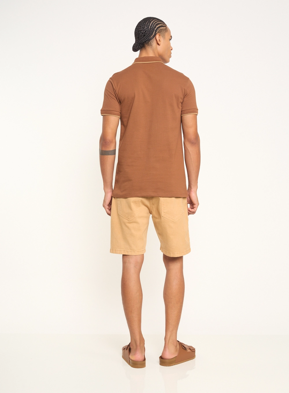 Polo Masculina Com Logo E Frisos Marrom