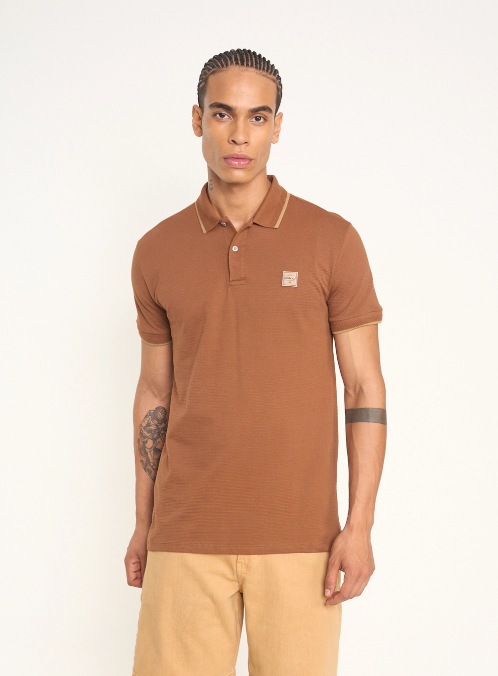 Polo Masculina Com Logo E Frisos Marrom