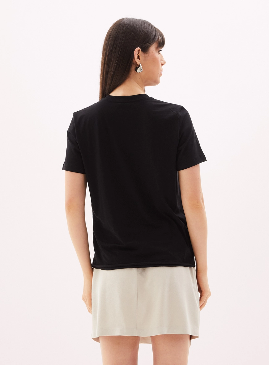 Camiseta Feminina Com Estampa Frontal Preto 4